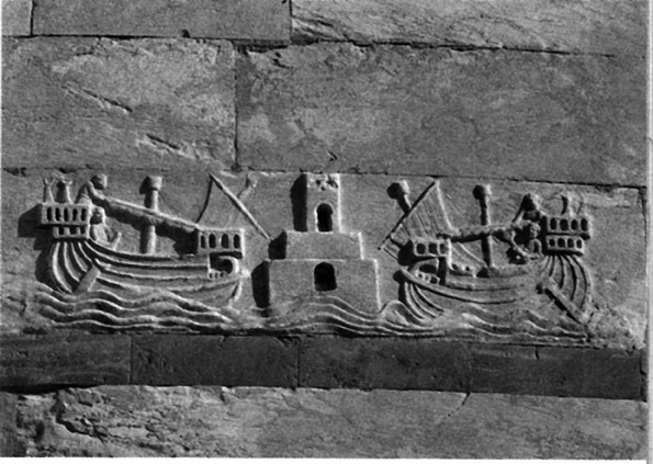Faro e navi. Bassorilievo sulla facciata della Torre Pendente